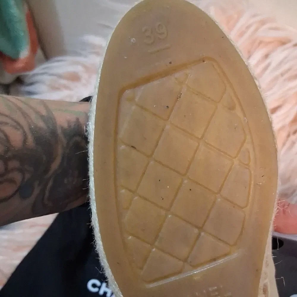 NEW CHANEL Tan and Black Lambskin Espadrilles Size 39 - Picture 5 of 12